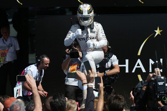Formel 1 2016 Fahrer-Weltmeisterschaft Lewis Hamilton rückt nach Sieg in Silverstone auf einen Punkt an Nico Rosberg ran Mercedes AMG Petronas British GP © Daimler AG 