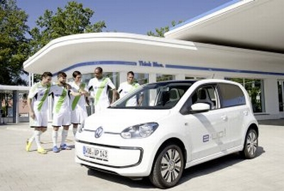 Volkswagen stellt neuen Werbeschriftzug vor VfL Wolfsburg mit e-up! auf dem Trikot © Volkswagen