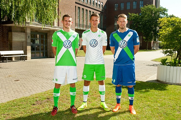 VfL Wolfsburg Bundesliga 2014/2015 Neue Trikots und neue Spieler Aaron Hunt, Sebastian Jung und Paul Seguin © Volkswagen AG