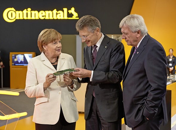 Continental IAA 2015 Kanzlerin Angela Merkel mit dem hessischen Ministerpräsidenten Volker Bouffier und dem Continental-Vorstandsvorsitzenden Elmar Degenhart © Continental