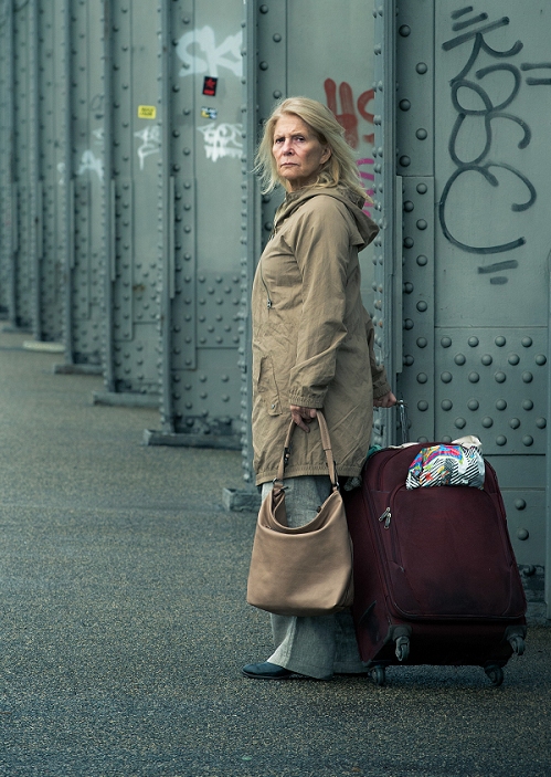Christina Hörbiger im Film Auf der Straße © Bild: ARD Degeto/Svenja von Schultzendorf 