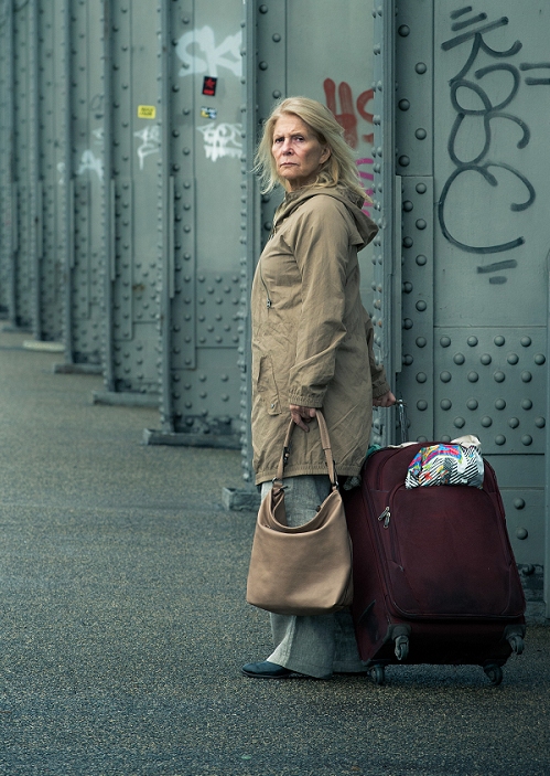 Christina Hörbiger im Film Auf der Straße © Bild: ARD Degeto/Svenja von Schultzendorf