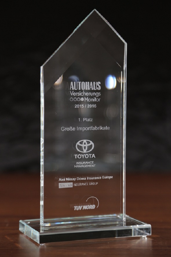 Toyota Kfz-Versicherung bundesweit beste markengebundene Autoversicherung Marktstudie AUTOHAUS VersicherungsMonitor 2015/2016 © Toyota