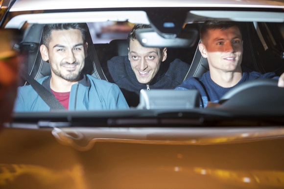 Toni Kroos, İlkay Gündoğan und Mesut Özil beim Mercedes-Benz Kampagnendreh Vive La Mannschaft zur Fußball-EM 2016 © Mercedes-Benz 