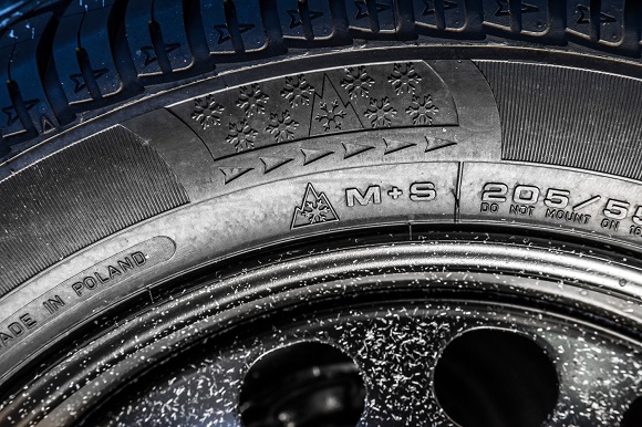 Geplante Änderung der StVZO: Alpine-Symbol soll M+S-Kennzeichnung ablösen: Entsprechend dem Vorschlag der Bundesregierung sollen künftig nur noch Reifen mit dem „Alpine"-Symbol (Bergpiktogramm mit Schneeflocke) als Winterreifen gelten und entsprechend bei winterlichen Bedingungen erlaubt sein. Winterreifen Alpine-Symbol und M+S-Kennzeichnung © ACE / Tschovikov