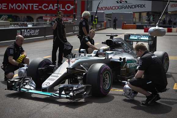 Formel 1  MERCEDES AMG PETRONAS Großer Preis von Monaco 2016 Lewis Hamilton in der Box © Daimler AG