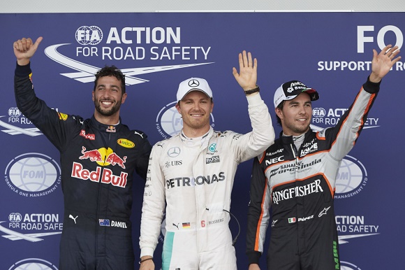 Formel 1 2016 Nico Rosberg auf der Pole Mercedes AMG Petronas Europe GP in Baku 2. im Qualifying Sergio Perez vor Daniel Ricciardo © Daimler AG