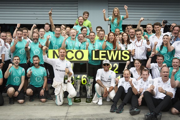 Formel 1 2016 Doppelsieg für Mercedes AMG Petronas in Monza Lewis Hamilton, Nico Rosberg und das Team Großer Preis von Italien © Daimler AG