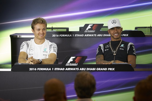 Formel 1 2016 Finale beim Abu Dhabi GP Nico Rosberg und Lewis Hamilton im Entscheidungskampf um die Fahrer-Weltmeisterschaft Mercedes AMG Petronas © Daimler AG