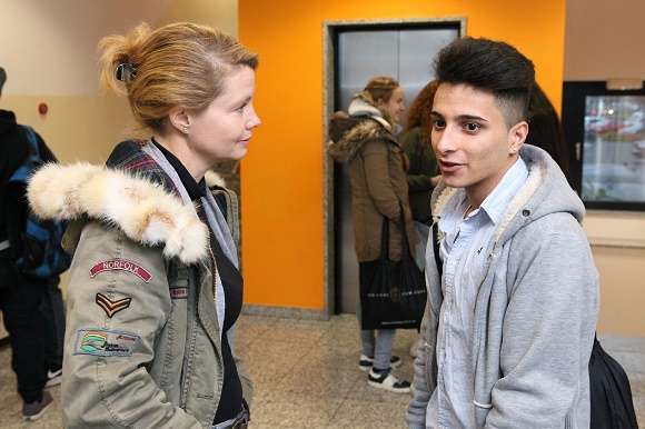 Schauspielerin Annette Frier ist Projektpatin der Stiftung "RTL - Wir helfen Kindern". Mit Hilfe von Spenden der RTL-Zuschauer möchte Annette Frier 15 Schulplätze für Flüchtlingskinder in der Offenen Schule Köln (OSK) erhalten. Durch den Schulbesuch erfahren Kinder wie Mohammed (14) Stabilität, Wertschätzung und werden befähigt, in einem sicheren Umfeld ihre Potenziale zu entfalten. RTL Spendenmarathon 2016 Annette Frier und Mohammed © RTL/Frank Hempel